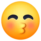 닫힌 눈으로 키스하는 얼굴